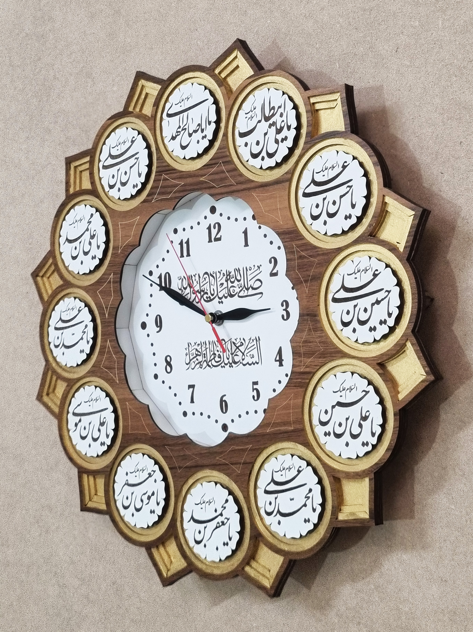 ساعت دیواری مد لبخند قهوه ای طلایی