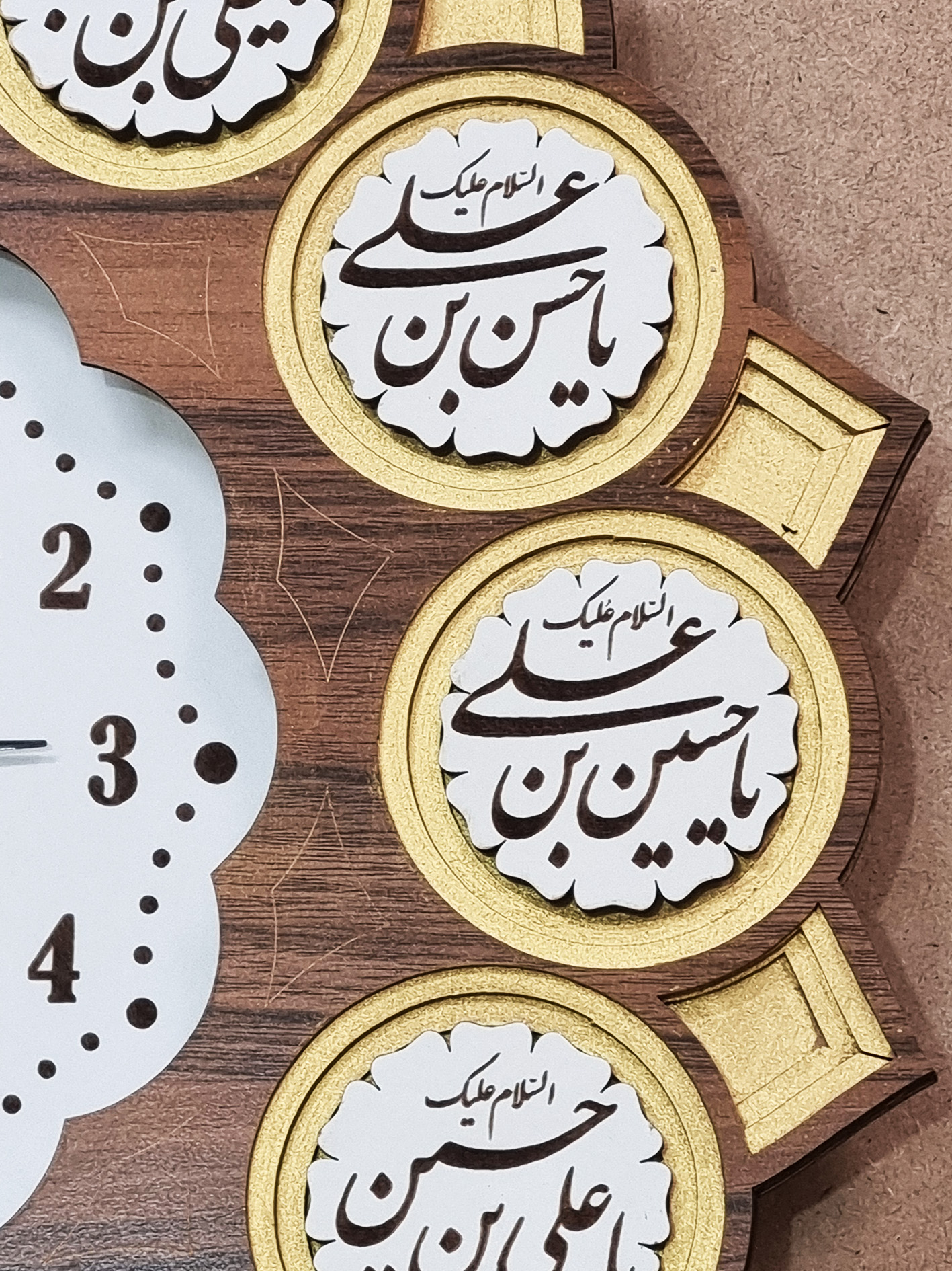 ساعت دیواری مد لبخند قهوه ای طلایی